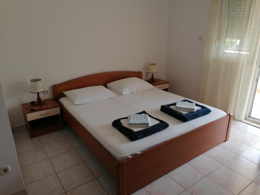Image of a bed in one of the Apartman Vili rooms