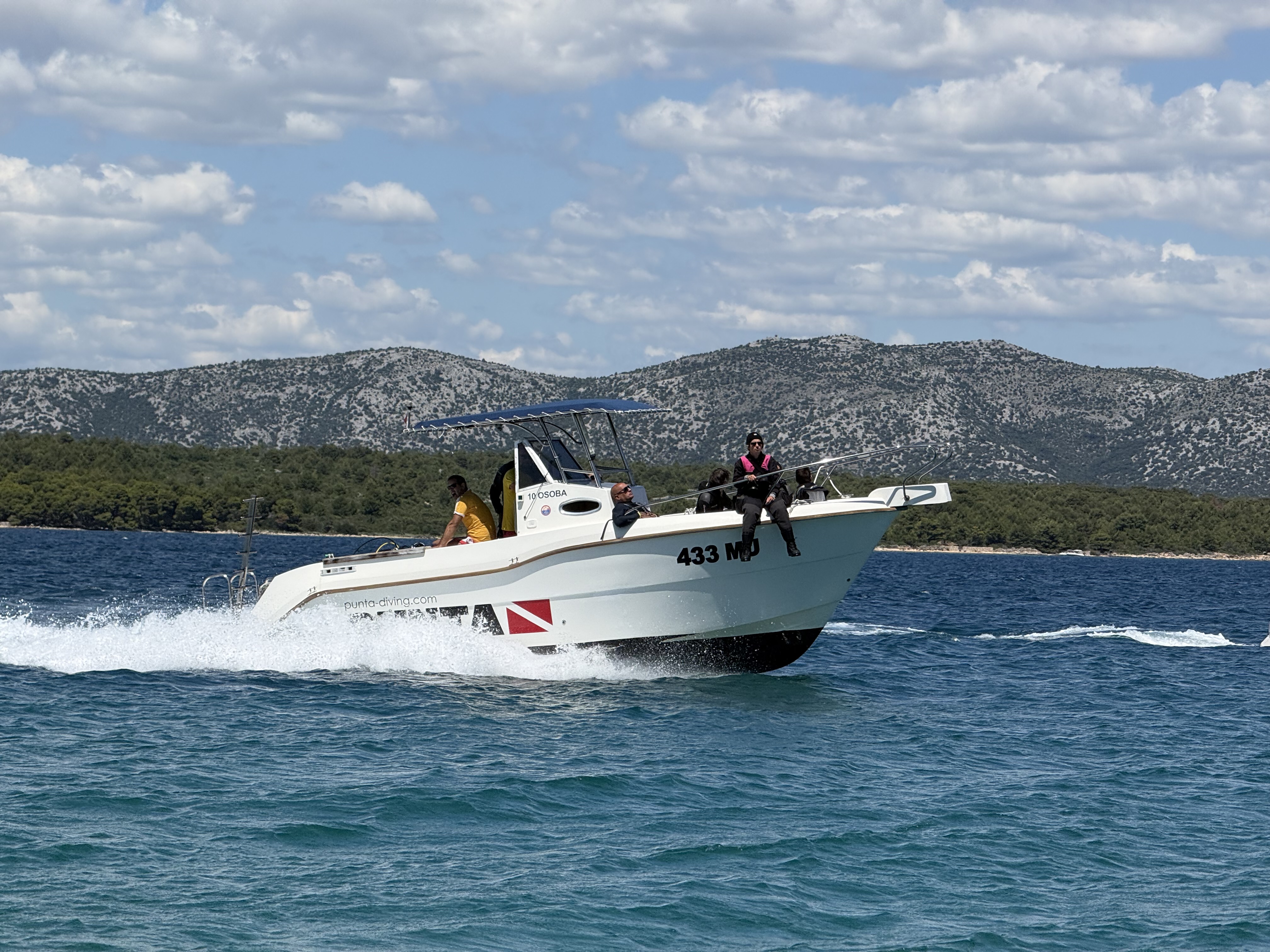 diving speed boat